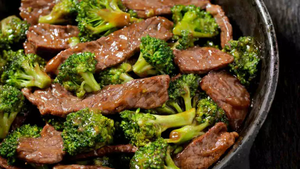Succulent beef and vibrant green broccoli in a savoury sauce, served in a white pot. quick beef and broccoli one-pot Quick Beef and Broccoli One-Pot Quick Beef and Broccoli One Pot1 1024x576